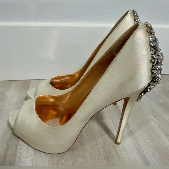 Badgley Mischka Peep Toe Heels, Size 8 1/2, Color Latte Satin - Picture 3 of 15